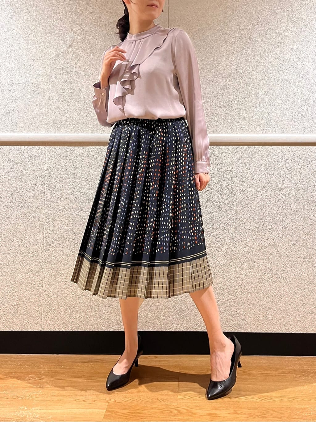 NEWYORKERのポリエステルサテン アシンメトリーフリルブラウスを使ったコーディネートを紹介します。｜Rakuten Fashion(楽天ファッション／旧楽天ブランドアベニュー)4617429