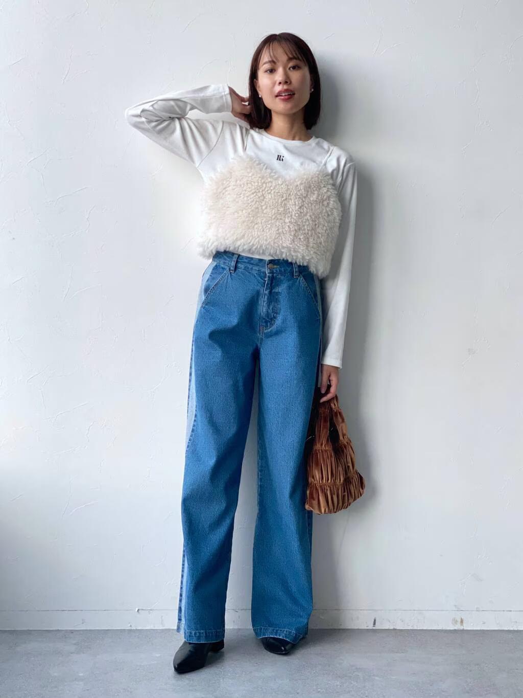 LAKOLEのサイドラインデニムパンツを使ったコーディネートを紹介します。｜Rakuten Fashion(楽天ファッション／旧楽天ブランドアベニュー)4617837