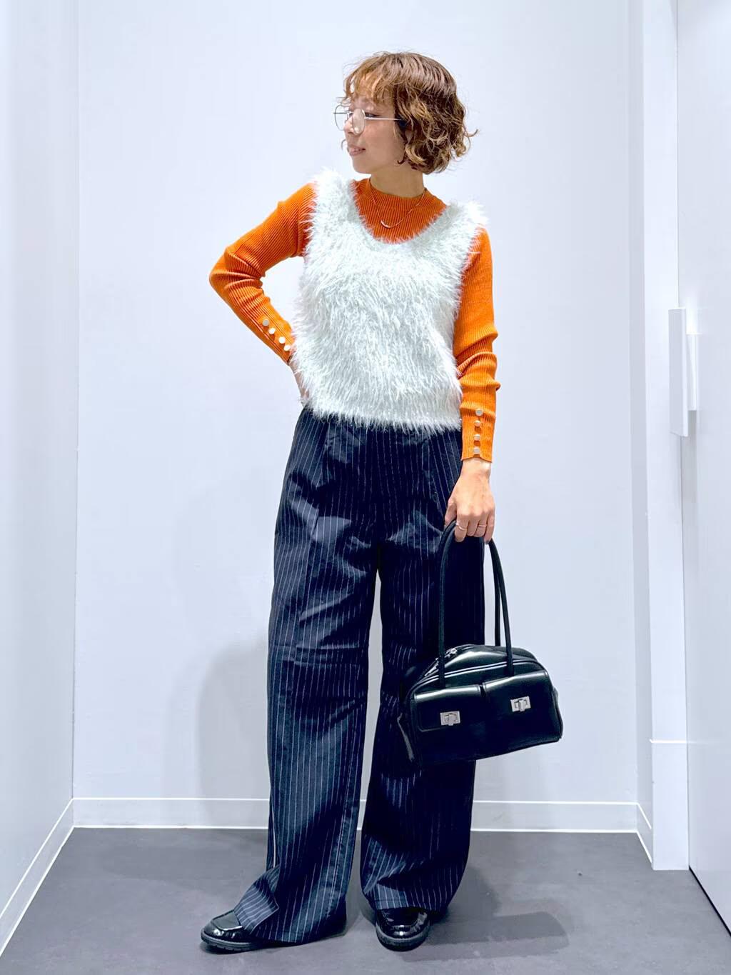 LAKOLEのラメフェザーベストを使ったコーディネートを紹介します。｜Rakuten Fashion(楽天ファッション／旧楽天ブランドアベニュー)4617963