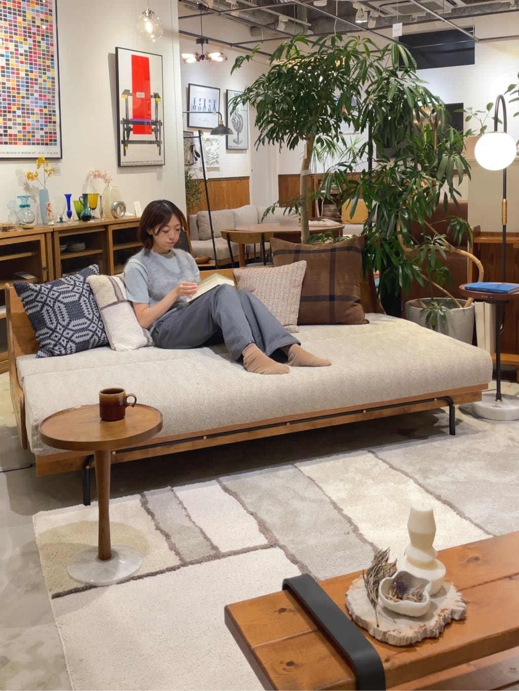 journal standard FurnitureのFEATHER CUSHION PRESS JSF クッション中材 45cm角を使ったコーディネートを紹介します。｜Rakuten Fashion(楽天ファッション／旧楽天ブランドアベニュー)4619802