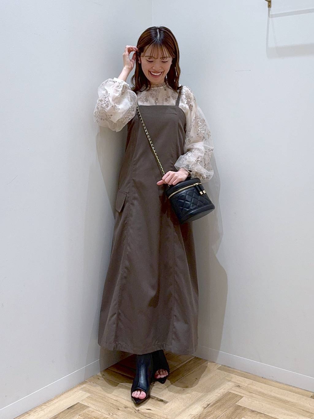 mysty womanの【上西星来さん着用アイテム】フローラルレース刺繍ロングスリーブブラウスを使ったコーディネートを紹介します。｜Rakuten Fashion(楽天ファッション／旧楽天ブランドアベニュー)4627062