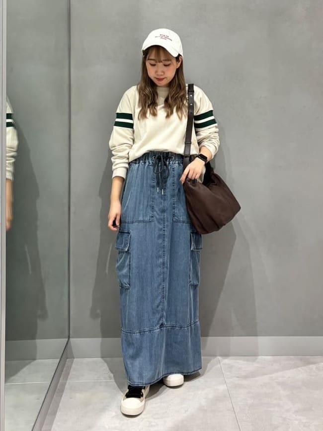 Vinのテンセルデニムカーゴスカートを使ったコーディネートを紹介します。｜Rakuten Fashion(楽天ファッション／旧楽天ブランドアベニュー)4630508