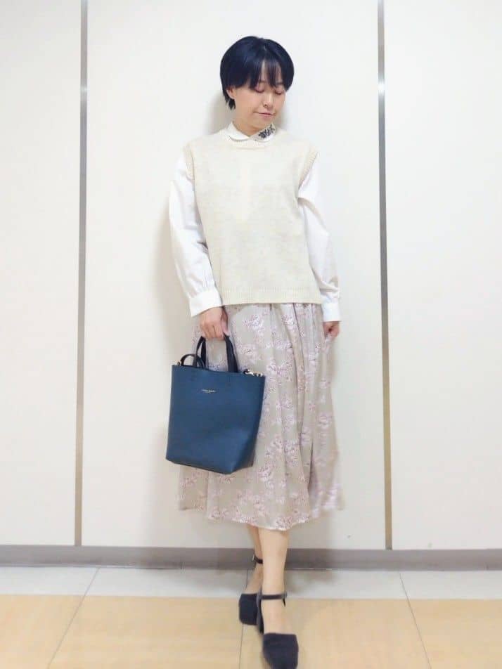 LAURA ASHLEYの【襟刺繍】ラウンドカラーブラウスを使ったコーディネートを紹介します。｜Rakuten Fashion(楽天ファッション／旧楽天ブランドアベニュー)4636706