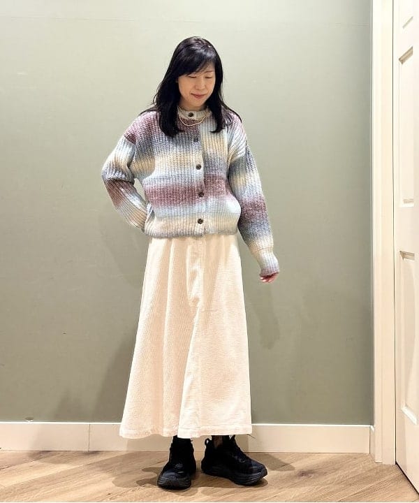 BEAMS HEARTのコーデュロイ フレアスカート 24AWを使ったコーディネートを紹介します。｜Rakuten Fashion(楽天ファッション／旧楽天ブランドアベニュー)4638714