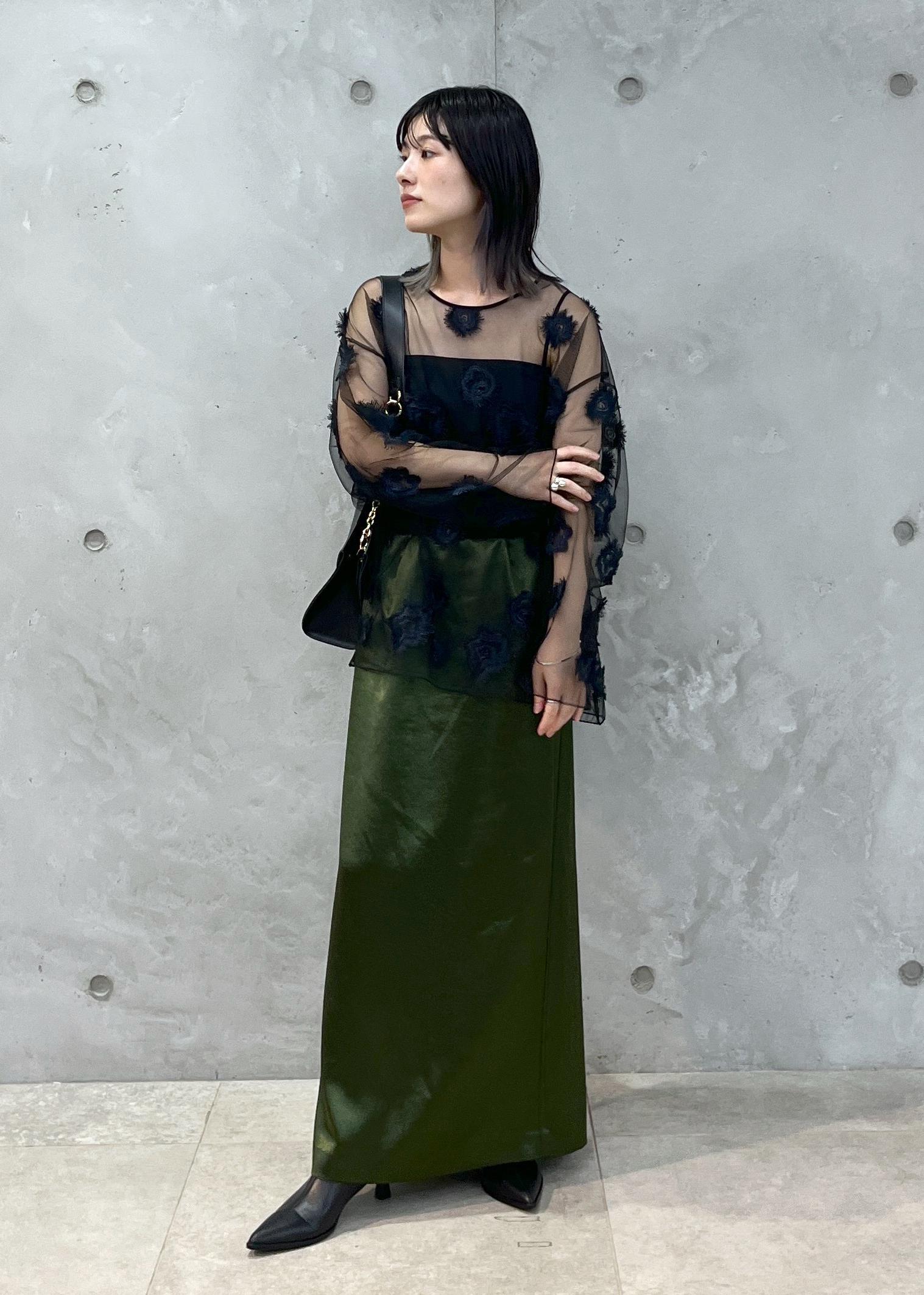 SALON adam et rope'の【追加・サイズ展開あり】シャイニーナロースカート2【洗える】を使ったコーディネートを紹介します。｜Rakuten Fashion(楽天ファッション／旧楽天ブランドアベニュー)4790137
