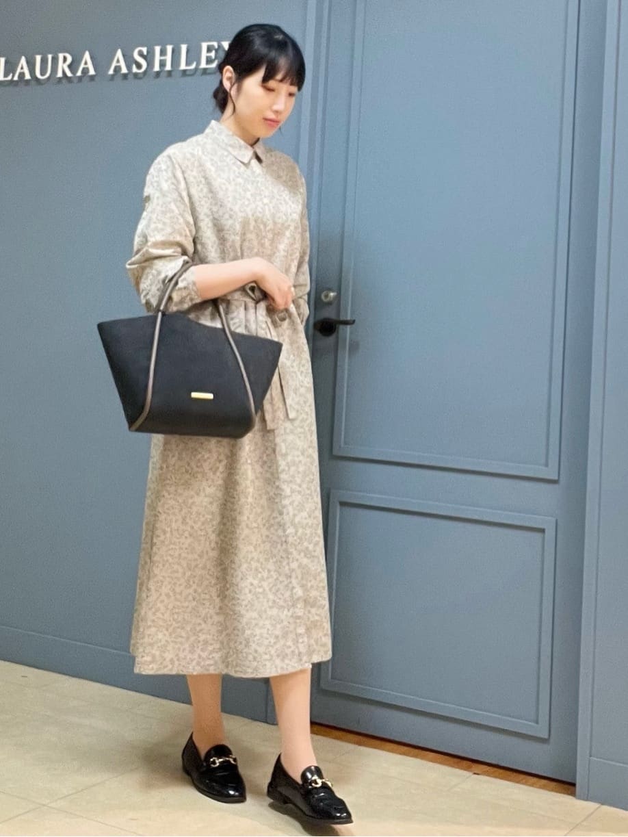 LAURA ASHLEYの【カンタベリー柄ポーチ付き】トートバッグを使ったコーディネートを紹介します。｜Rakuten Fashion(楽天ファッション／旧楽天ブランドアベニュー)4672391