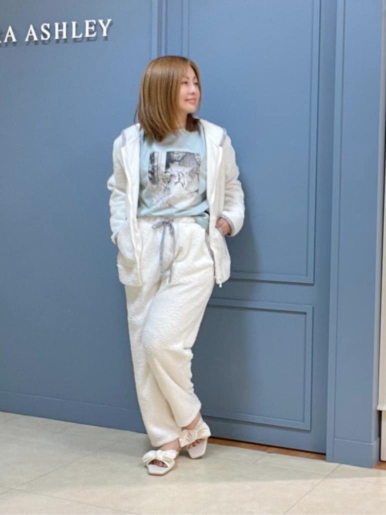 LAURA ASHLEYの【STORY掲載!/一部店舗限定カラーあり/大人気!日本製/Laura Ashley ヒストリーフォト】ガール フォトTシャツを使ったコーディネートを紹介します。｜Rakuten Fashion(楽天ファッション／旧楽天ブランドアベニュー)4672876