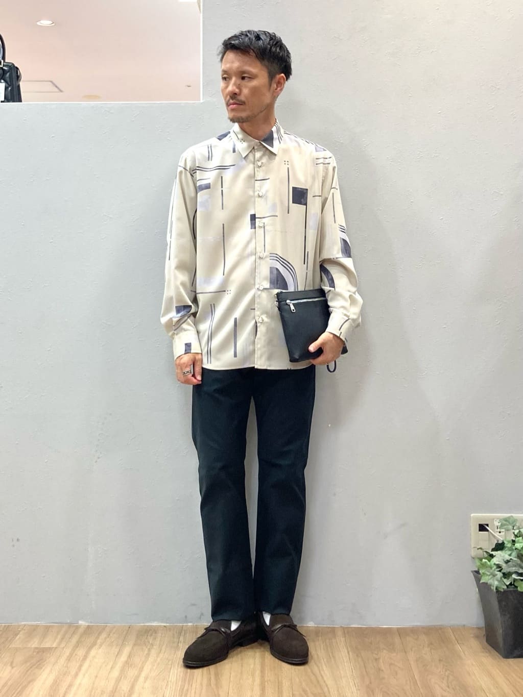 TAKEO KIKUCHIのアールデコ調アーカイブDM総柄シャツを使ったコーディネートを紹介します。｜Rakuten Fashion(楽天ファッション／旧楽天ブランドアベニュー)4677022