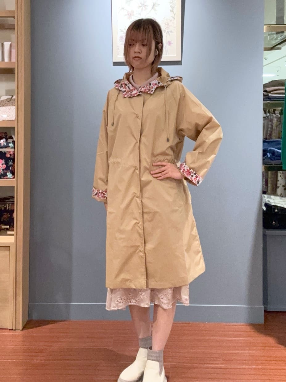 LAURA ASHLEYの【襟取り外し可/3colors/同柄アイテムあり】ポリントン ローゼズ柄 サテンワンピースを使ったコーディネートを紹介します。｜Rakuten Fashion(楽天ファッション／旧楽天ブランドアベニュー)4678782