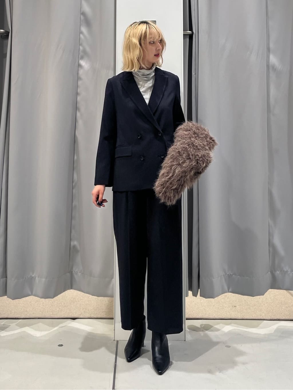 LASUDのピンストライプダブルタックパンツを使ったコーディネートを紹介します。｜Rakuten Fashion(楽天ファッション／旧楽天ブランドアベニュー)4679753