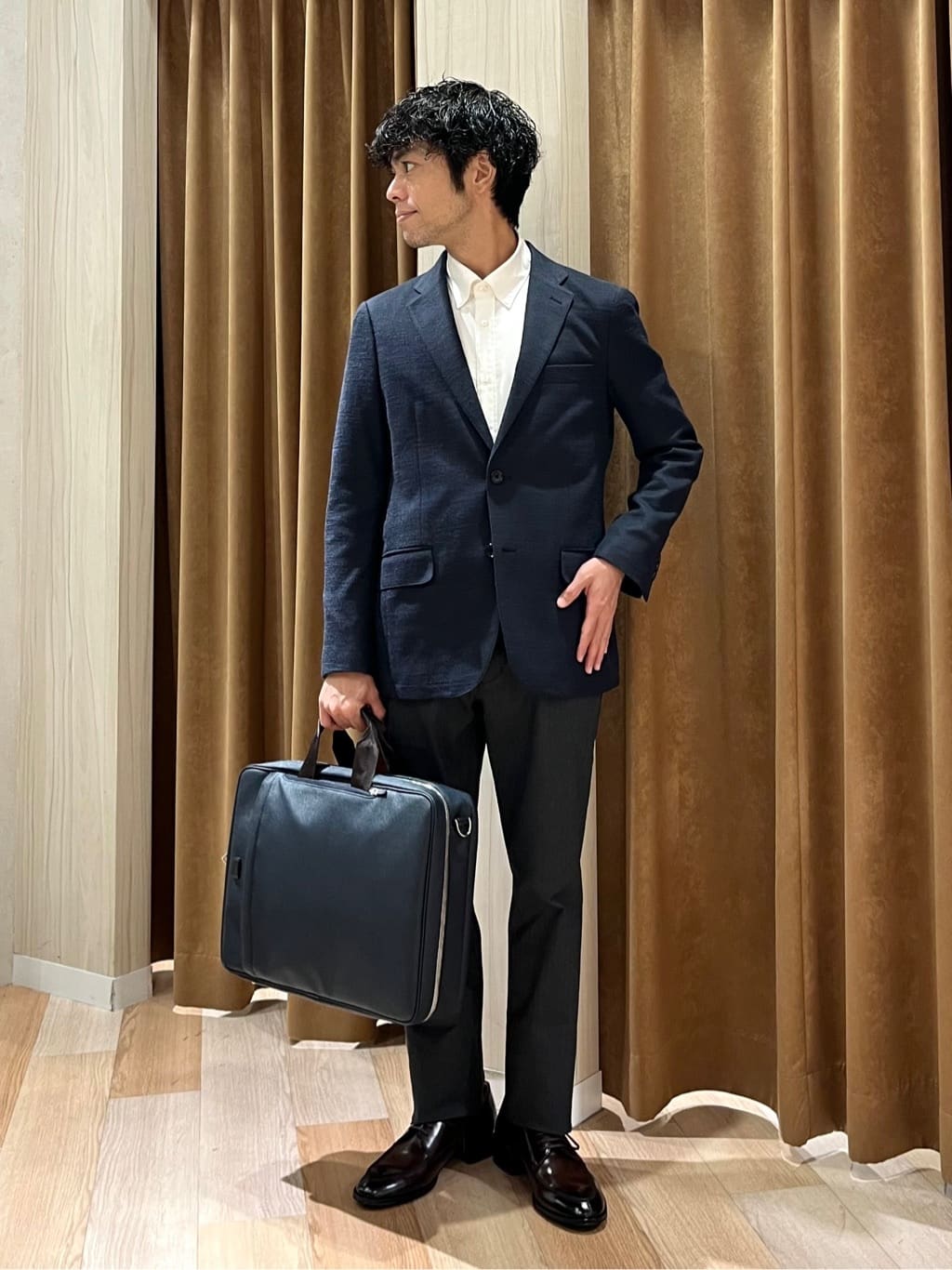 TAKEO KIKUCHIの【THE FLAGSHIP】ボタンダウン オックスフォード シャツを使ったコーディネートを紹介します。｜Rakuten Fashion(楽天ファッション／旧楽天ブランドアベニュー)4680238