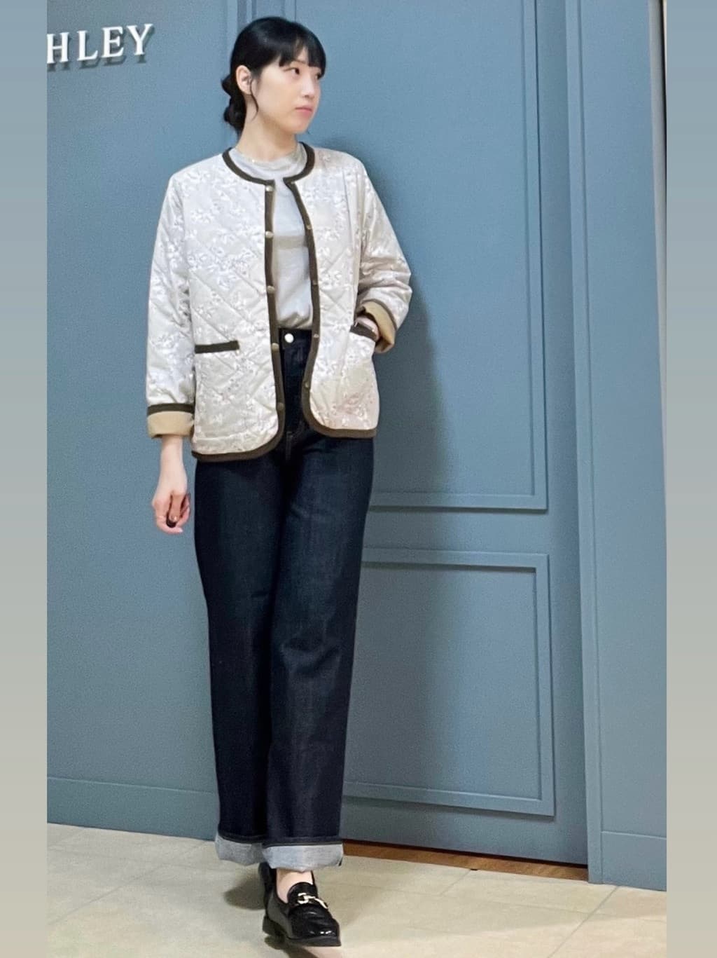 LAURA ASHLEYの【caqu/国産デニム/ウエスト調節可】ハイライズバギーデニムを使ったコーディネートを紹介します。｜Rakuten Fashion(楽天ファッション／旧楽天ブランドアベニュー)4682126