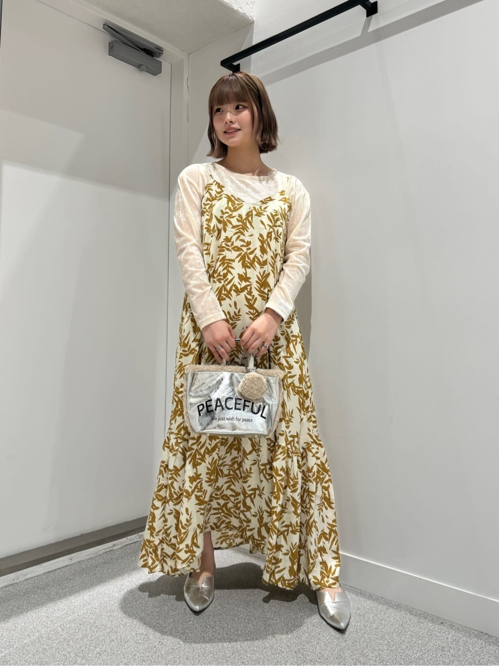 Vinのリーフパターンキャミワンピースを使ったコーディネートを紹介します。｜Rakuten Fashion(楽天ファッション／旧楽天ブランドアベニュー)4690470