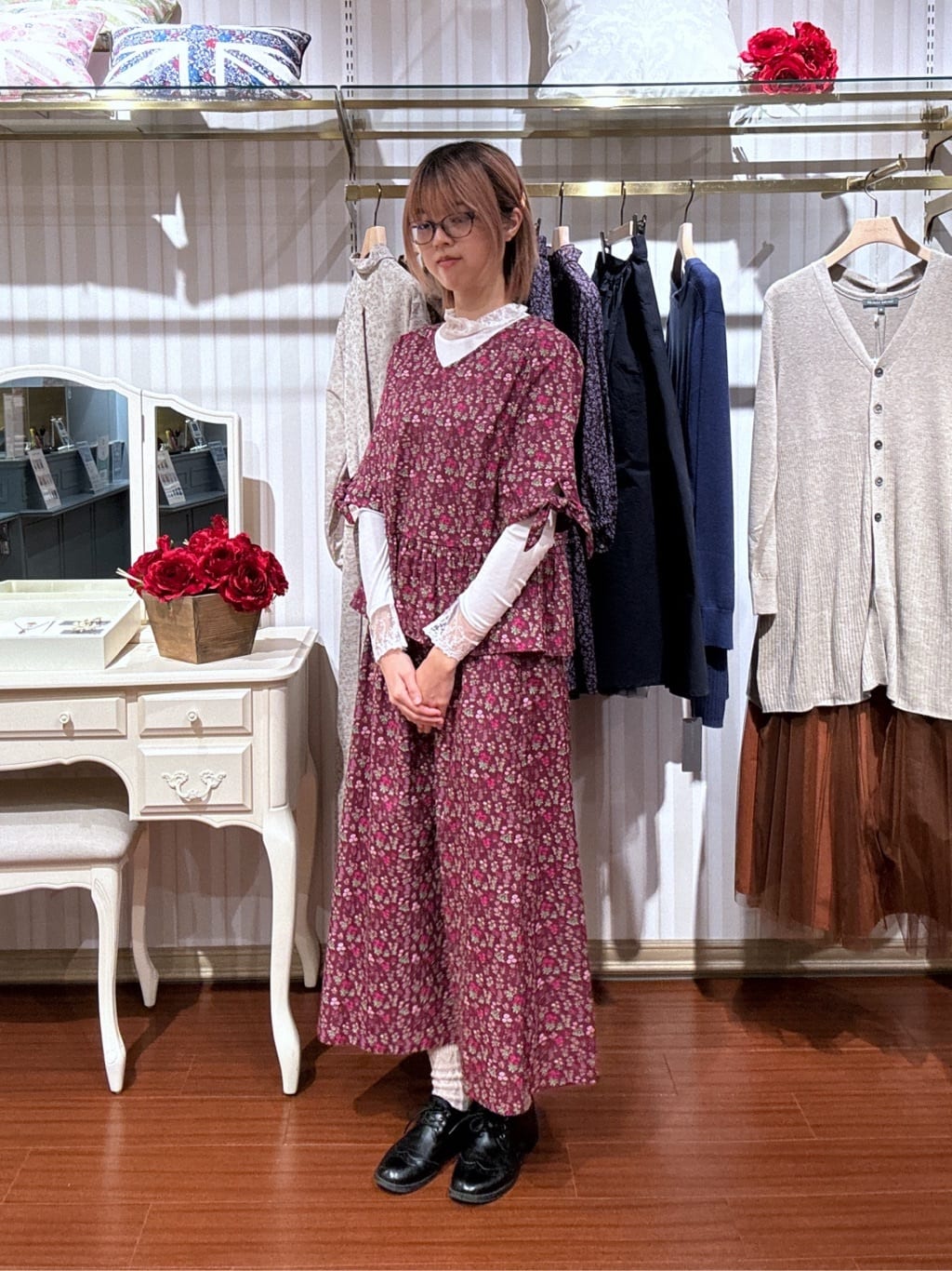 LAURA ASHLEYの【洗える/コットン100%/同柄アイテムあり】ウズマ柄袖リボンブラウスを使ったコーディネートを紹介します。｜Rakuten Fashion(楽天ファッション／旧楽天ブランドアベニュー)4694930