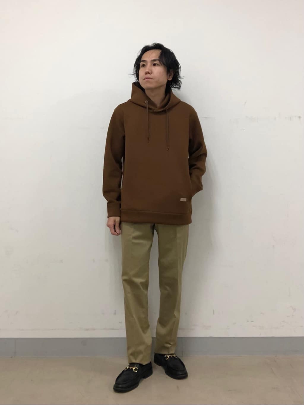 TAKEO KIKUCHIの【オフィスカジュアル対応】ドレス チノパンツを使ったコーディネートを紹介します。｜Rakuten Fashion(楽天ファッション／旧楽天ブランドアベニュー)4696046