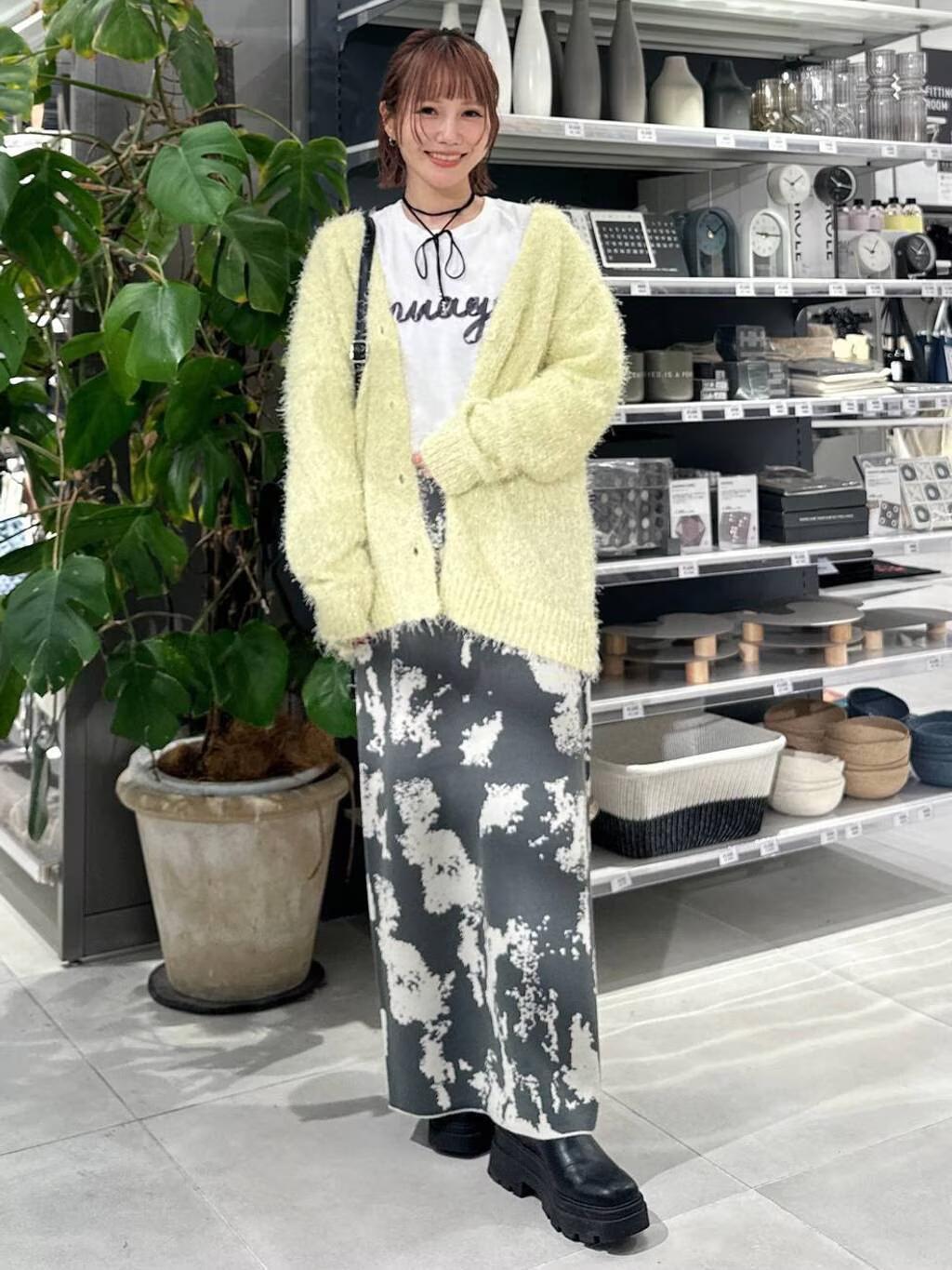 LAKOLEのラメフェザーVネックカーディガンを使ったコーディネートを紹介します。｜Rakuten Fashion(楽天ファッション／旧楽天ブランドアベニュー)4703630