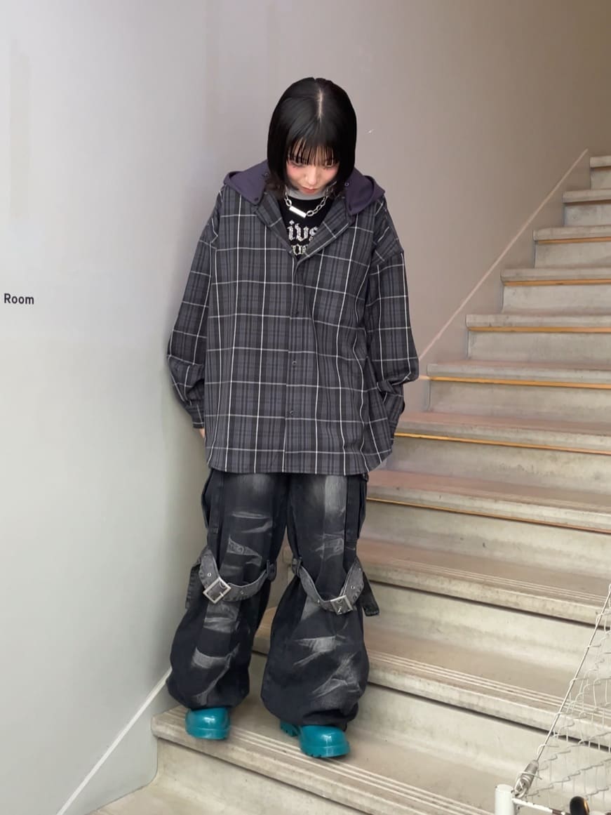 tk.TAKEO KIKUCHIのフードレイヤーチェックシャツを使ったコーディネートを紹介します。｜Rakuten Fashion(楽天ファッション／旧楽天ブランドアベニュー)4710873