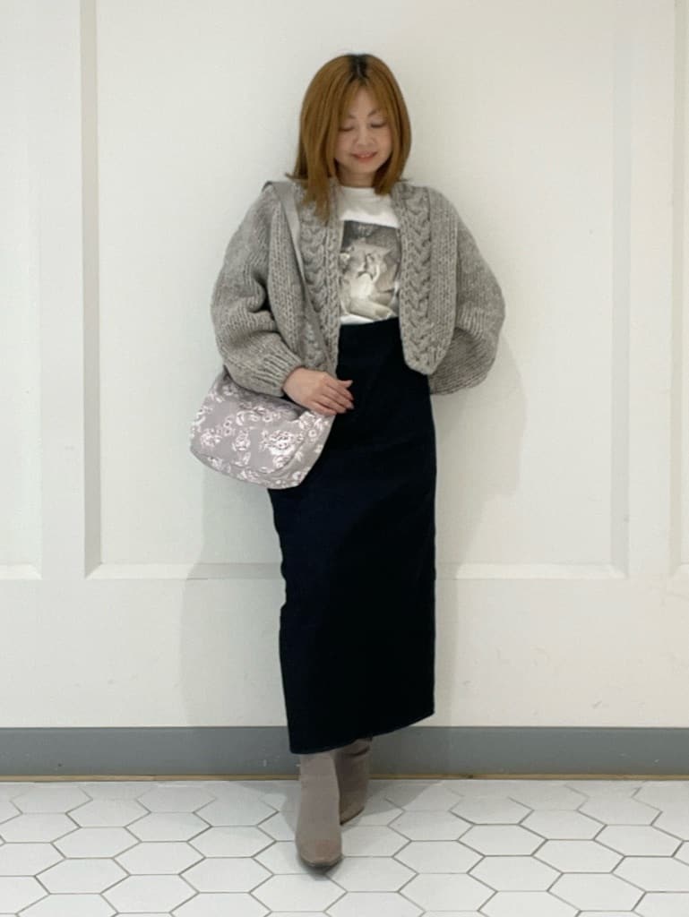 LAURA ASHLEYの【一部店舗限定カラーあり/大人気!日本製/Laura Ashley ヒストリーフォト】ガール フォトTシャツを使ったコーディネートを紹介します。｜Rakuten Fashion(楽天ファッション／旧楽天ブランドアベニュー)4718487