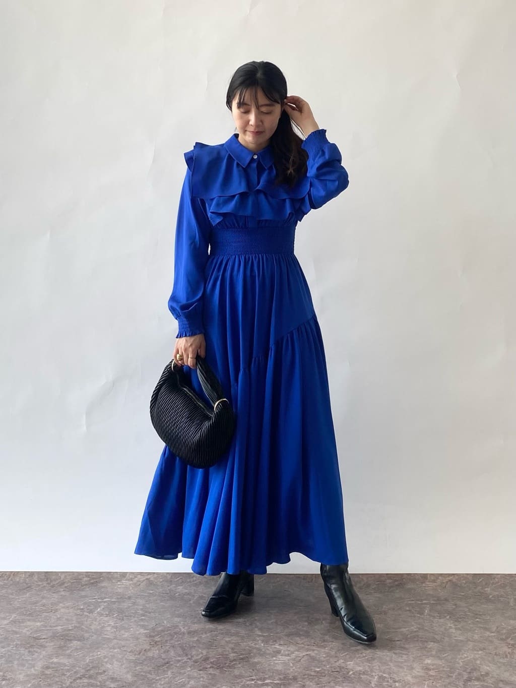 Vinのフリルティアードロングスリーブワンピースを使ったコーディネートを紹介します。｜Rakuten Fashion(楽天ファッション／旧楽天ブランドアベニュー)4738164