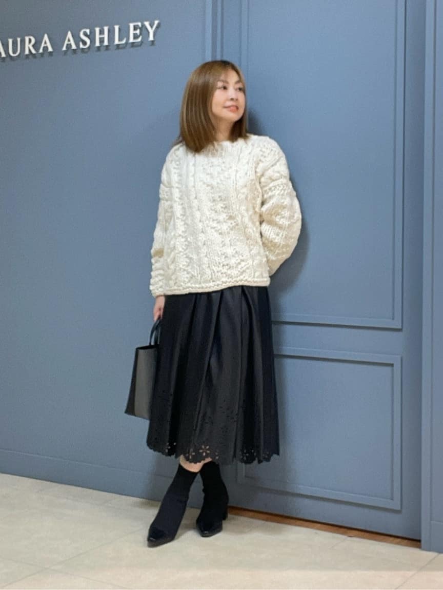 LAURA ASHLEYの【レザー調/合成皮革/ウエストゴム】裾パンチング スカートを使ったコーディネートを紹介します。｜Rakuten Fashion(楽天ファッション／旧楽天ブランドアベニュー)4751211