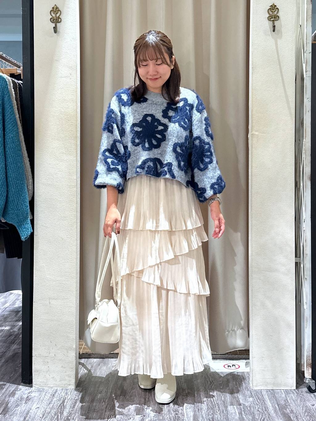 mysty womanのフェザーフラワージャガードニットプルオーバーを使ったコーディネートを紹介します。｜Rakuten Fashion(楽天ファッション／旧楽天ブランドアベニュー)4752140