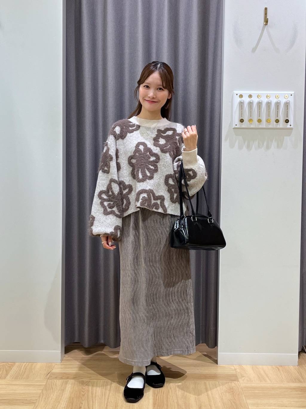 mysty womanのフェザーフラワージャガードニットプルオーバーを使ったコーディネートを紹介します。｜Rakuten Fashion(楽天ファッション／旧楽天ブランドアベニュー)4752142