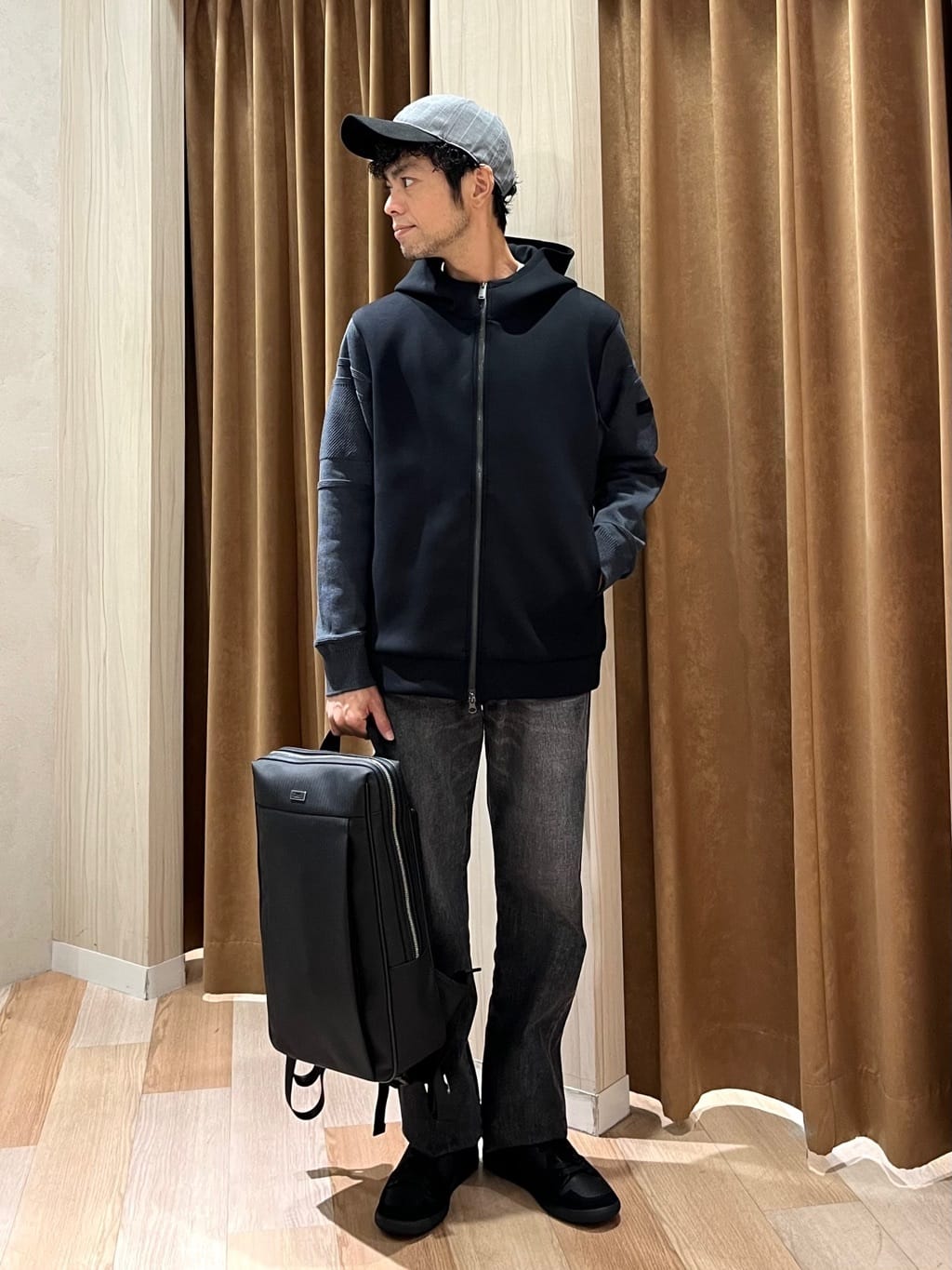 TAKEO KIKUCHIの【Made in JAPAN】ニットスリーブ ジップアップ パーカを使ったコーディネートを紹介します。｜Rakuten Fashion(楽天ファッション／旧楽天ブランドアベニュー)4752344