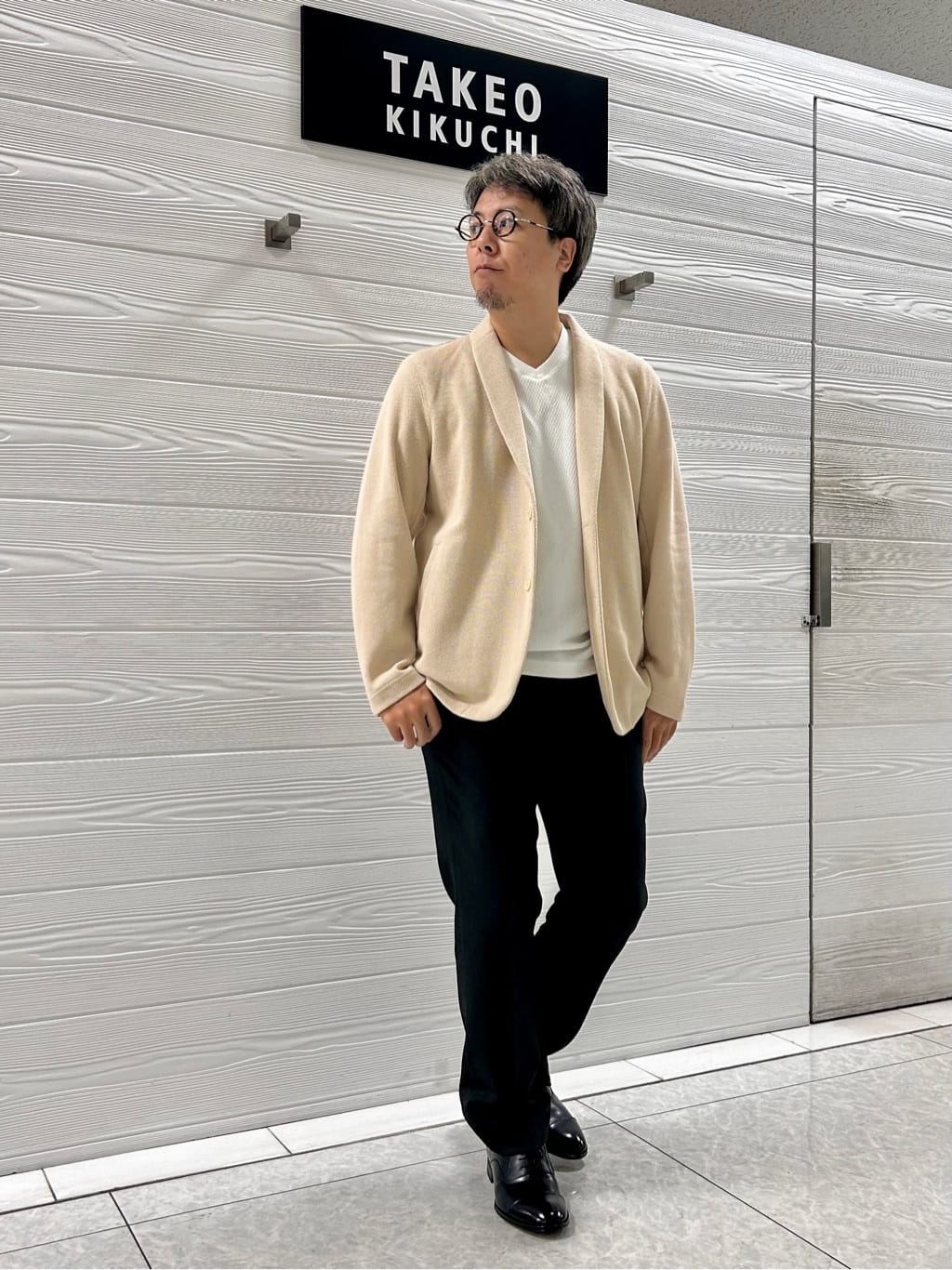 TAKEO KIKUCHIの【ONOFF/セットアップ対応】メランジ シャークスキン ストレッチ パンツを使ったコーディネートを紹介します。｜Rakuten Fashion(楽天ファッション／旧楽天ブランドアベニュー)4756715