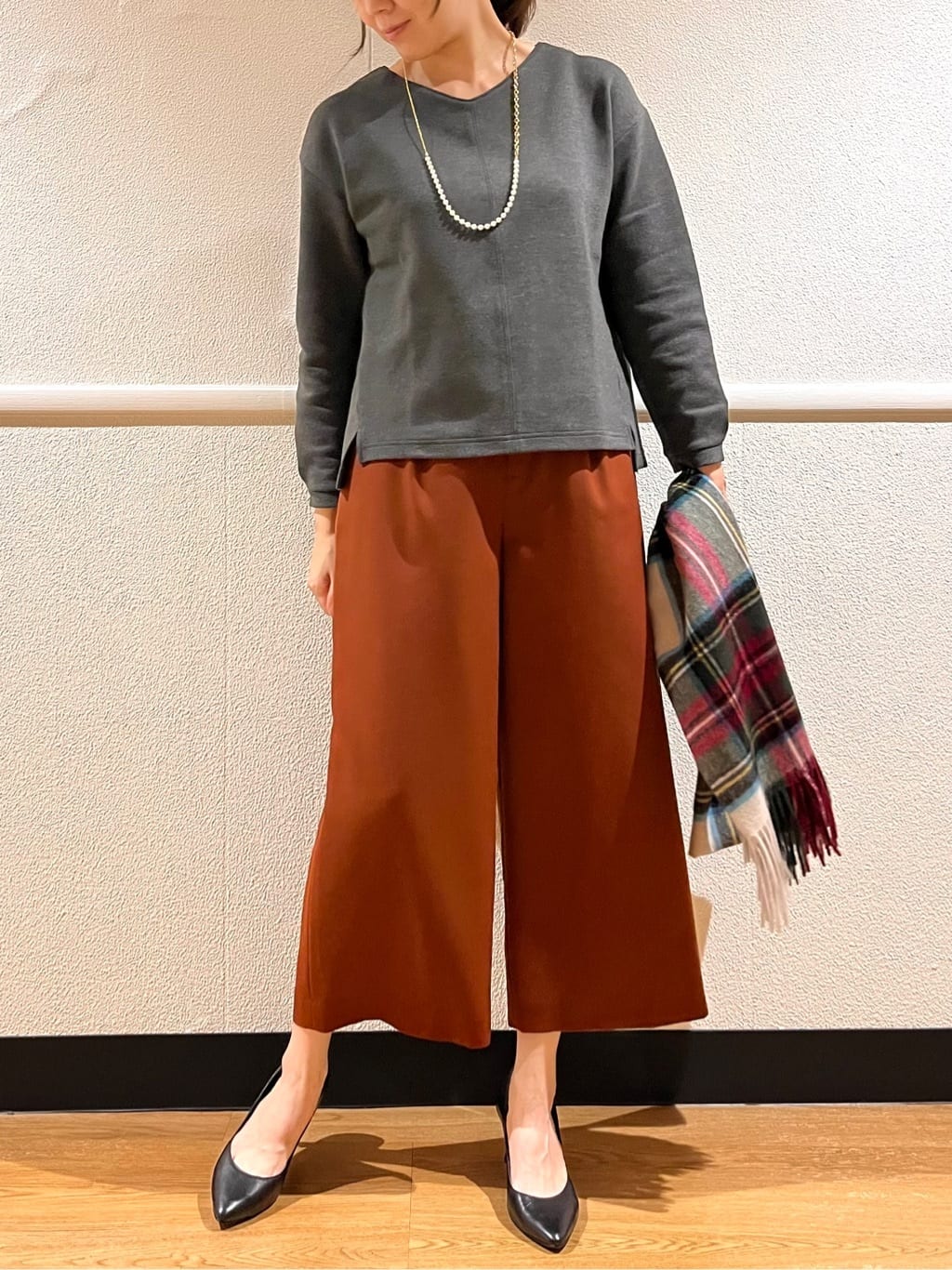 NEWYORKERのラグウォームポンチ Vネックプルオーバーを使ったコーディネートを紹介します。｜Rakuten Fashion(楽天ファッション／旧楽天ブランドアベニュー)4773267