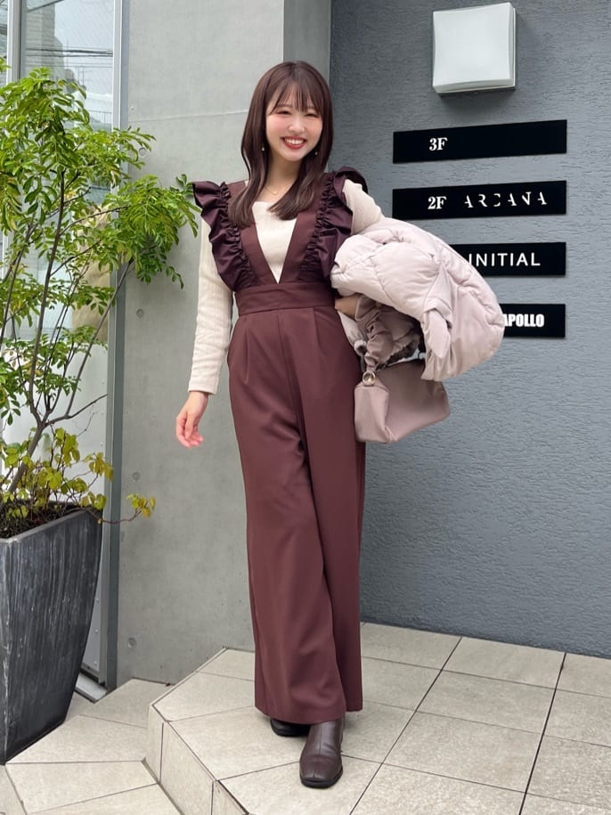 natural coutureの【WEB限定】異素材フリルVネックサロペを使った 