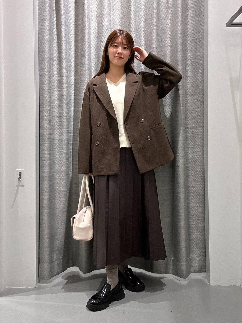 LAKOLEの12ゲージVネックニットプルオーバーを使ったコーディネートを紹介します。｜Rakuten Fashion(楽天ファッション／旧楽天ブランドアベニュー)4835077