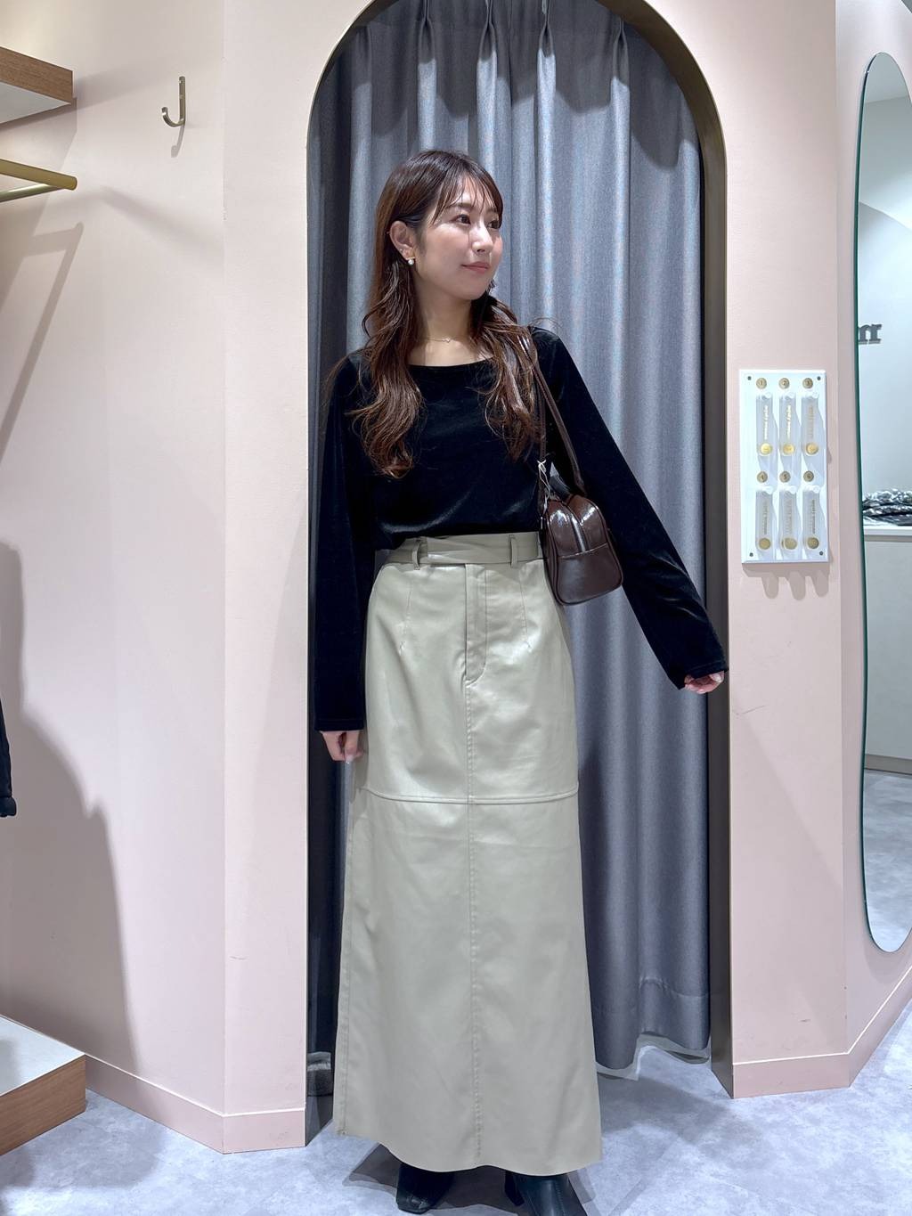 mysty womanの【古畑星夏さん着用アイテム】シャイニーベロアプルオーバーを使ったコーディネートを紹介します。｜Rakuten Fashion(楽天ファッション／旧楽天ブランドアベニュー)4847028