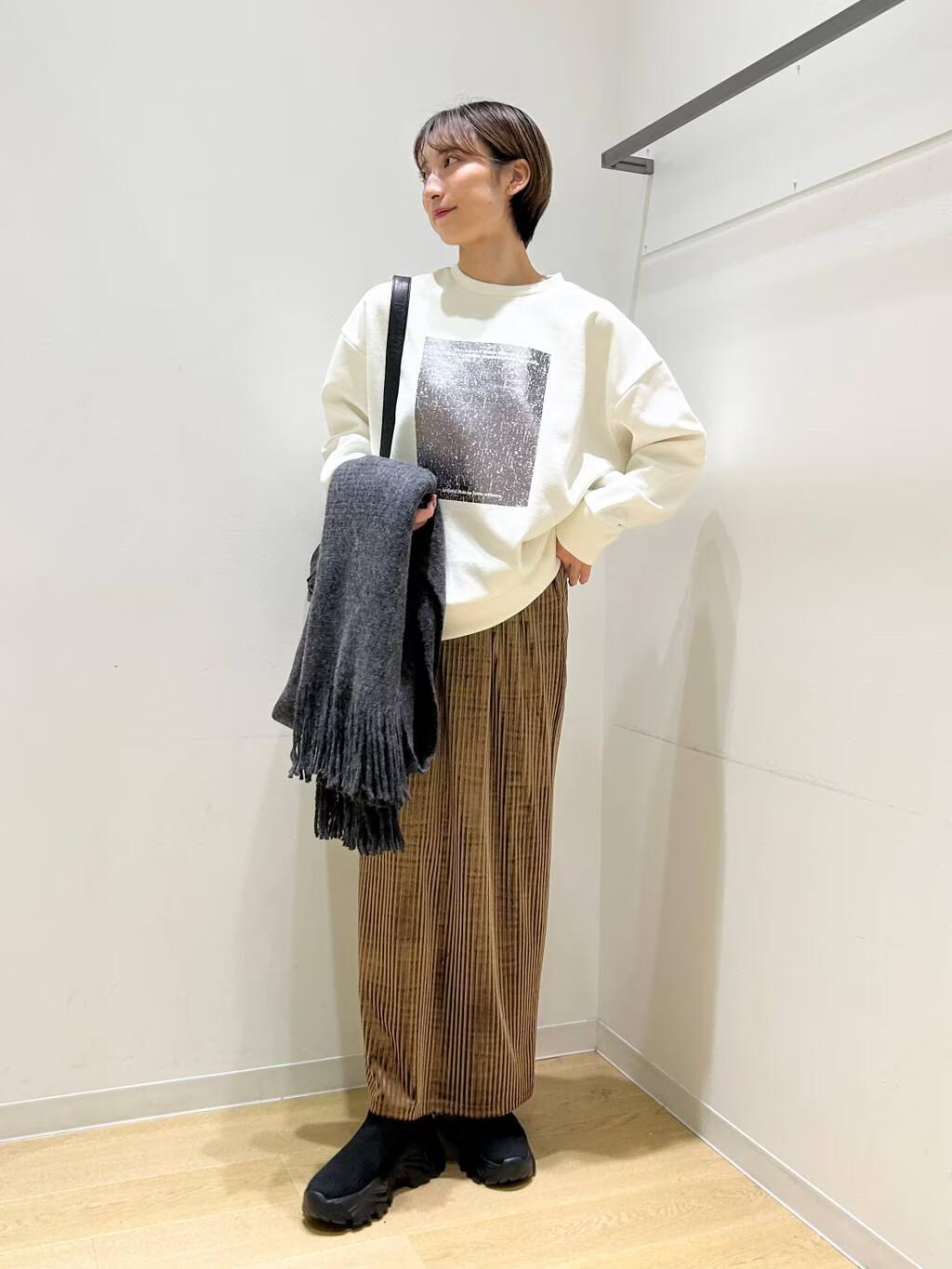 LAKOLEの箔プリント裏起毛プルオーバーを使ったコーディネートを紹介します。｜Rakuten Fashion(楽天ファッション／旧楽天ブランドアベニュー)4865609