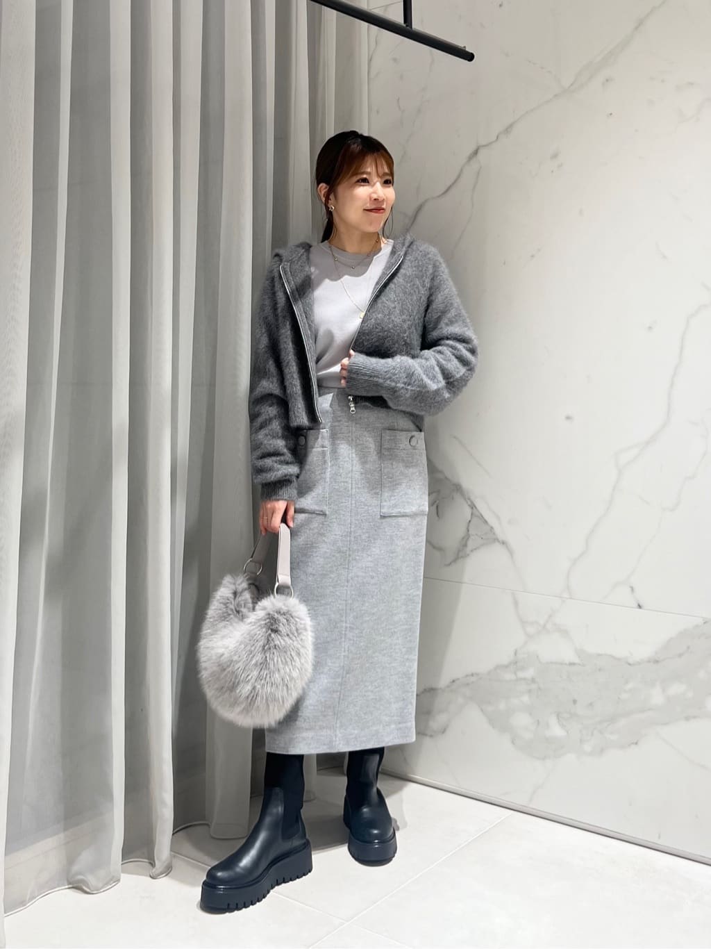allurevilleのカラーメルトン釦付キタイトスカートを使ったコーディネートを紹介します。｜Rakuten Fashion(楽天ファッション／旧楽天ブランドアベニュー)4873719