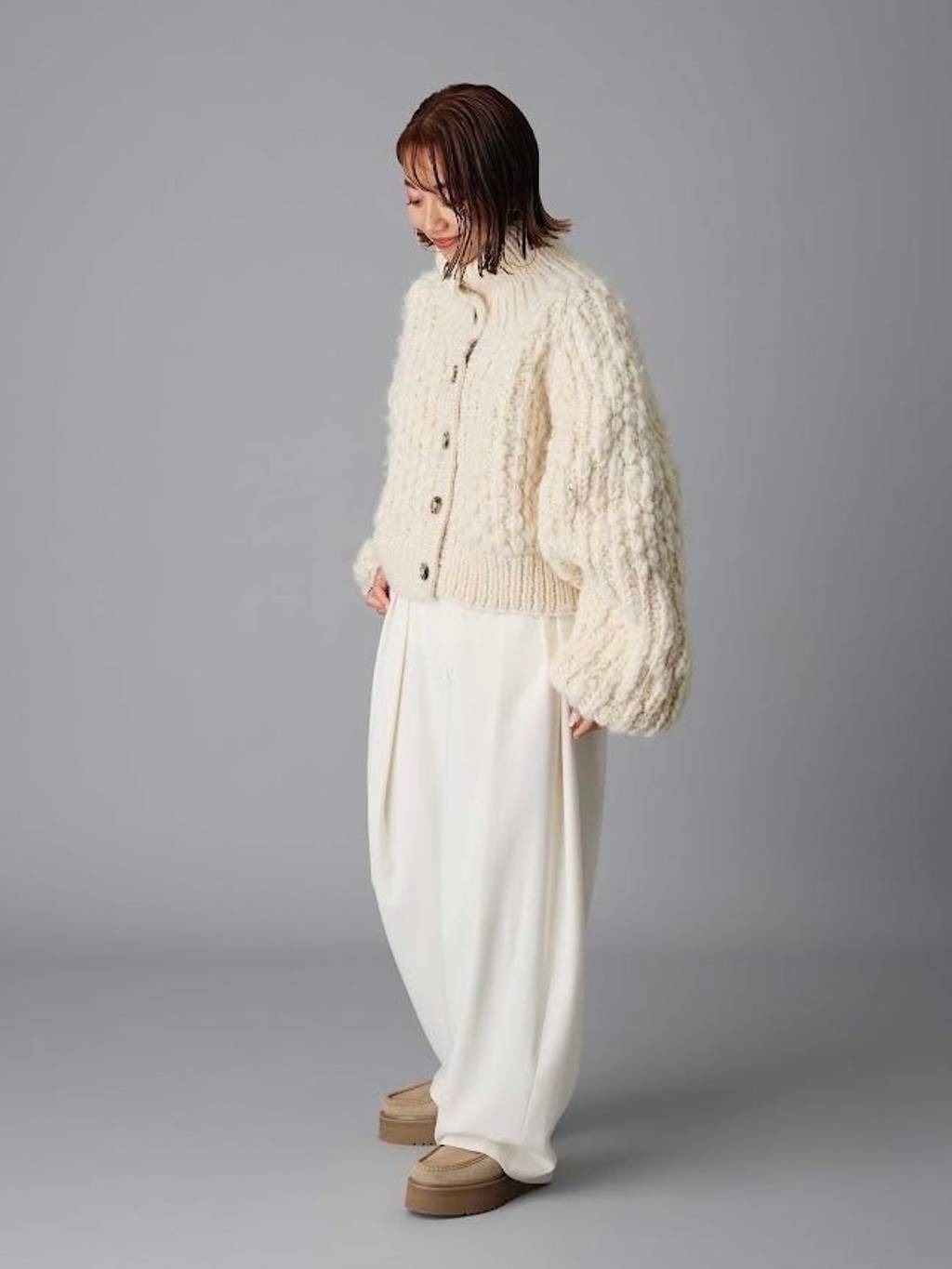 Curensologyのダブルクロスツータックパンツを使ったコーディネートを紹介します。｜Rakuten Fashion(楽天ファッション／旧楽天ブランドアベニュー)4890937