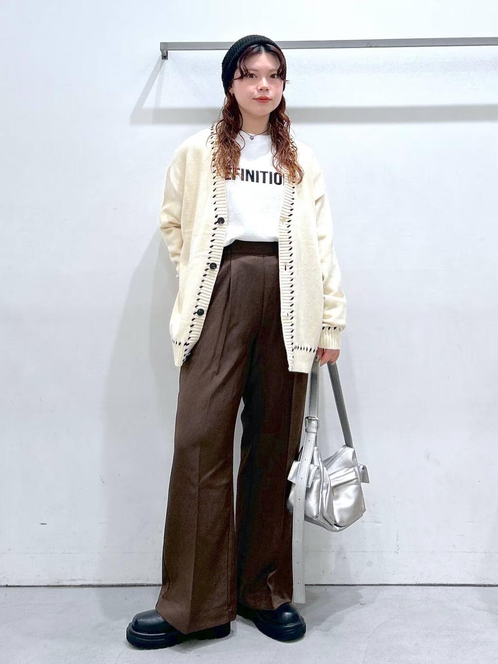 LAKOLEのハンドステッチニットカーディガンを使ったコーディネートを紹介します。｜Rakuten Fashion(楽天ファッション／旧楽天ブランドアベニュー)4893796