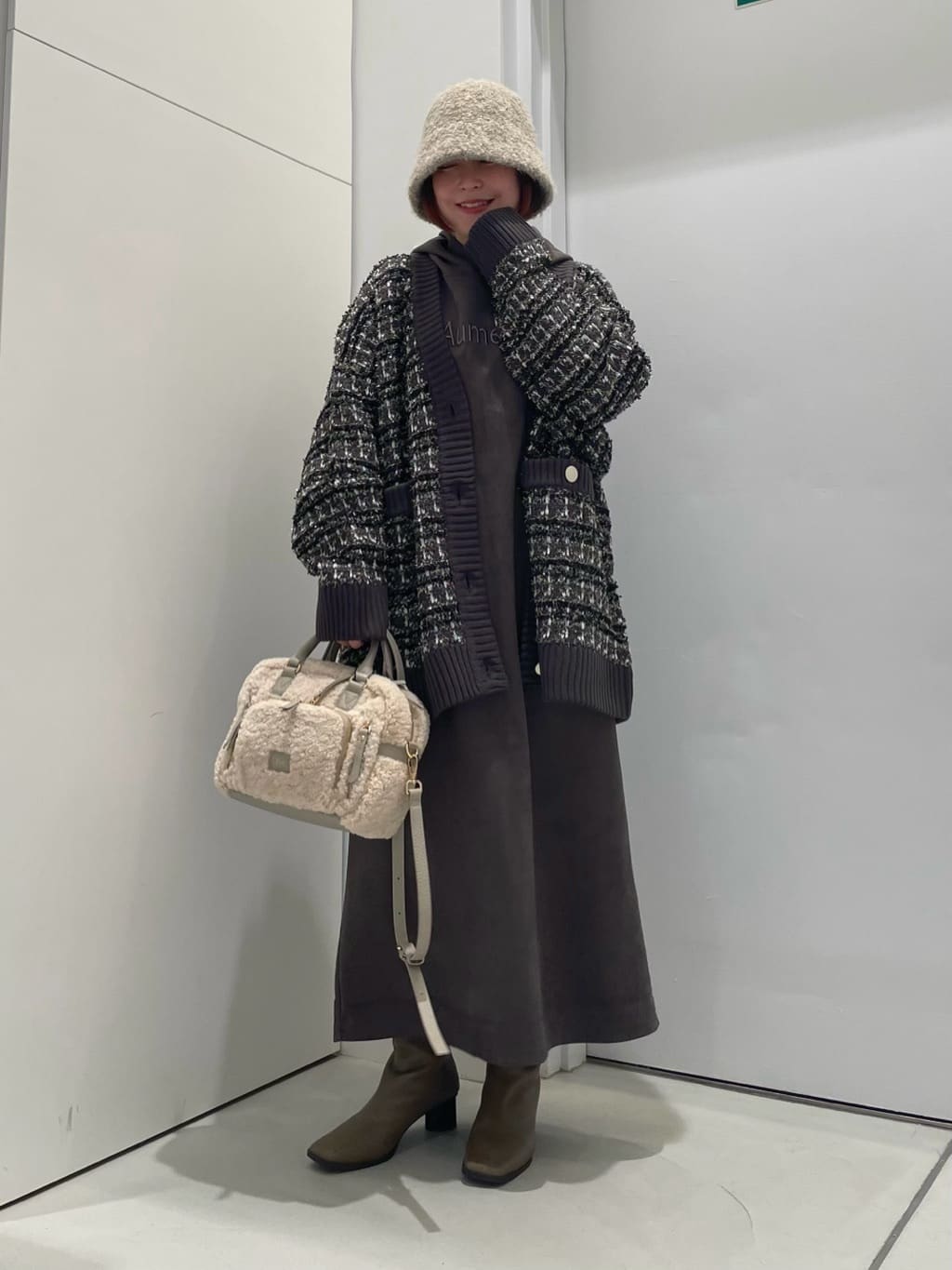 Vinのスエードライクフーデッドワンピースを使ったコーディネートを紹介します。｜Rakuten Fashion(楽天ファッション／旧楽天ブランドアベニュー)4900070