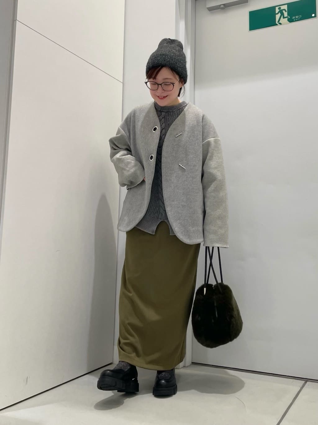 LASUDのデニムスリーブドッキングデザインニットを使ったコーディネートを紹介します。｜Rakuten Fashion(楽天ファッション／旧楽天ブランドアベニュー)4904290