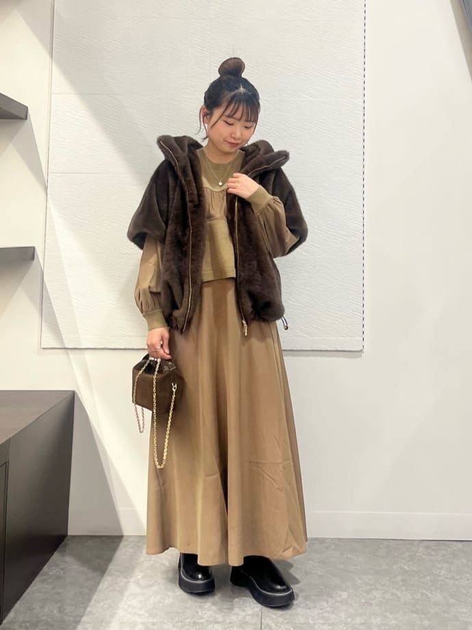 Vinのバックボタンブラウスドッキングワンピースを使ったコーディネートを紹介します。｜Rakuten Fashion(楽天ファッション／旧楽天ブランドアベニュー)4919401