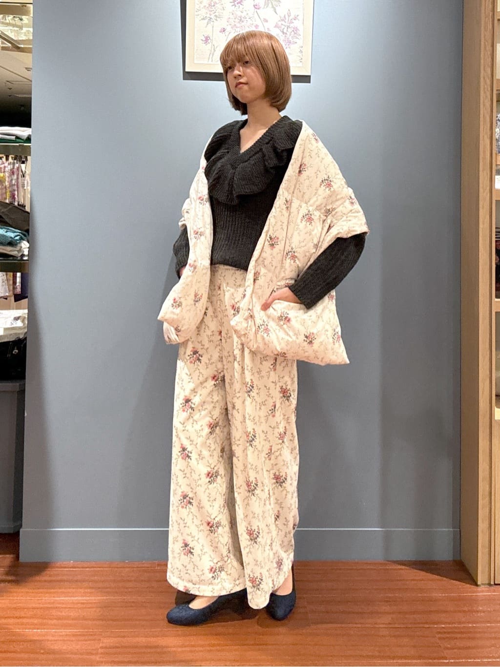 LAURA ASHLEYの【ミュラーダウン/起毛ポケット/ポケッタブル収納袋付き】メイジー スプリッグ柄 ダウンストールを使ったコーディネートを紹介します。｜Rakuten Fashion(楽天ファッション／旧楽天ブランドアベニュー)4920650