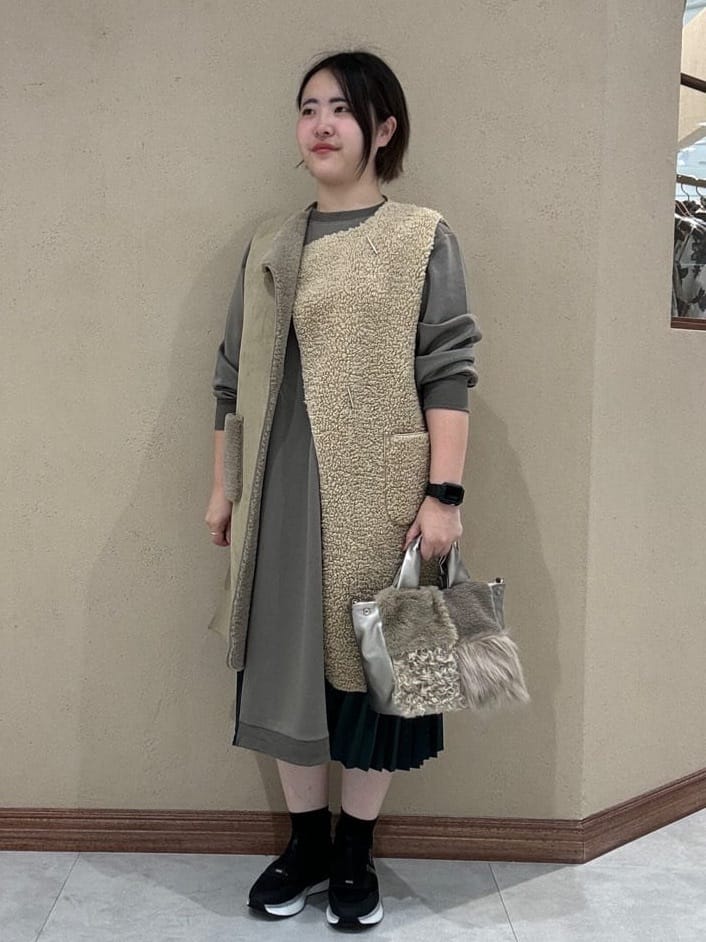 Vinのプリーツドッキングワンピースを使ったコーディネートを紹介します。｜Rakuten Fashion(楽天ファッション／旧楽天ブランドアベニュー)4954107