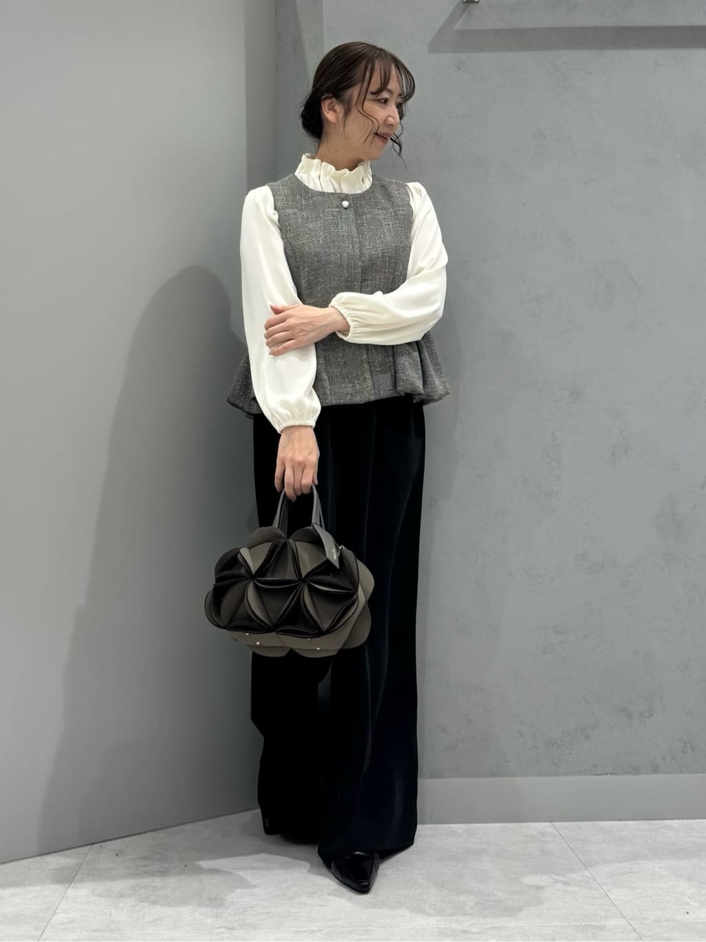 Vinのギャザーネックブラウス(ivory,black)を使ったコーディネートを紹介します。｜Rakuten Fashion(楽天ファッション／旧楽天ブランドアベニュー)4974615