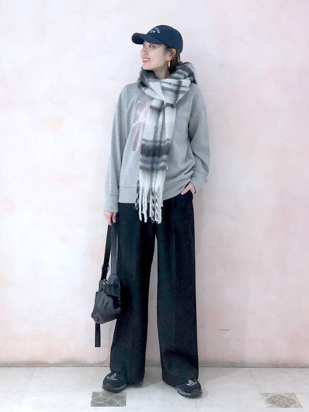 LAKOLEの箔プリント裏起毛プルオーバーを使ったコーディネートを紹介します。｜Rakuten Fashion(楽天ファッション／旧楽天ブランドアベニュー)4988942