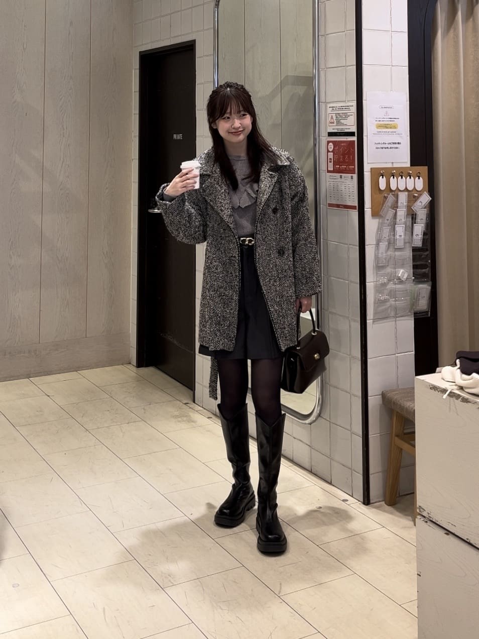 Thevon.のツイードパイピングミドルコートを使ったコーディネート 