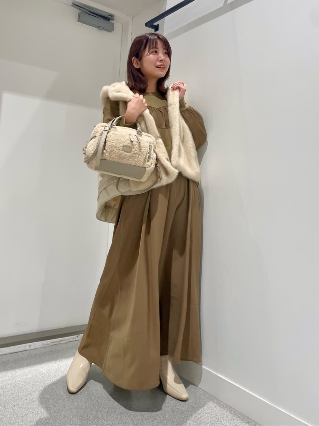 Vinのバックボタンブラウスドッキングワンピースを使ったコーディネートを紹介します。｜Rakuten Fashion(楽天ファッション／旧楽天ブランドアベニュー)5000848