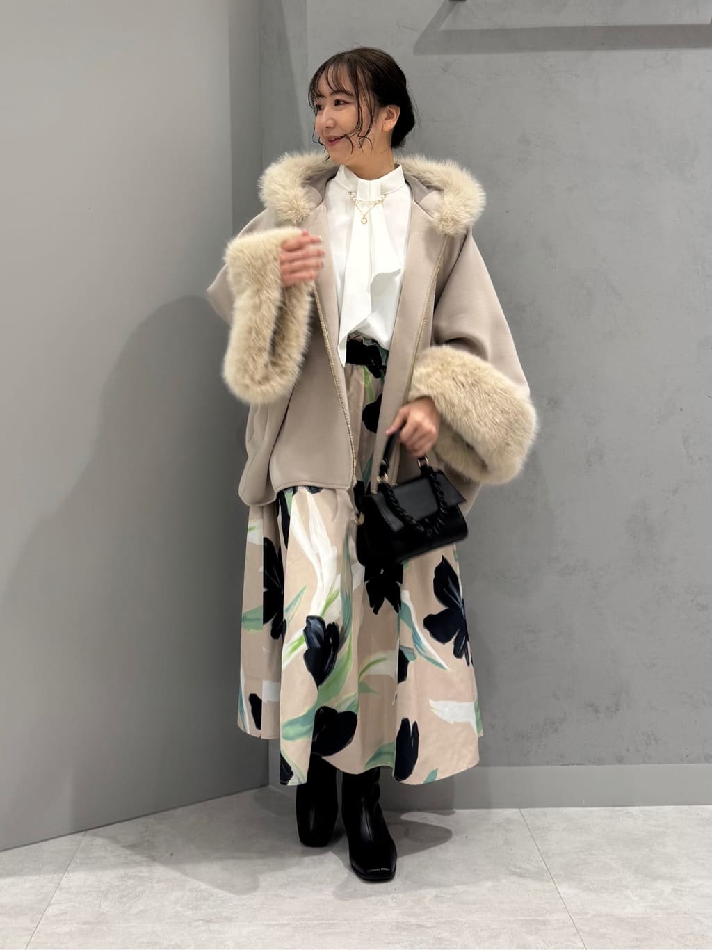 Vinのハートビジュー付きスカーフタイブラウスを使ったコーディネートを紹介します。｜Rakuten Fashion(楽天ファッション／旧楽天ブランドアベニュー)5003467