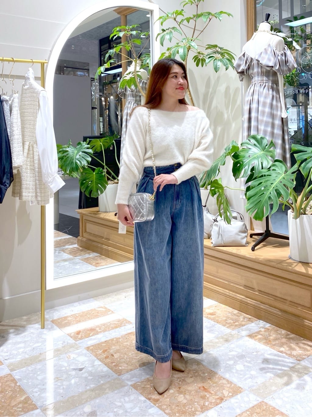 La boutique BonBonのヘアリーウールカシミヤ混オフショルニットを使っ 