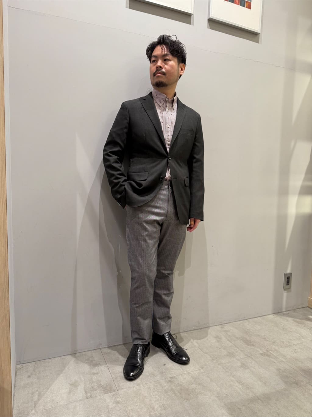 TAKEO KIKUCHIの【ONOFF/セットアップ対応】メランジ シャークスキン ストレッチジャケットを使ったコーディネートを紹介します。｜Rakuten Fashion(楽天ファッション／旧楽天ブランドアベニュー)5012357