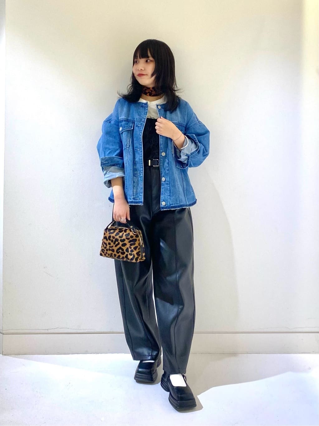 allurevilleのフェイクレザーフロントシームパンツを使ったコーディネートを紹介します。｜Rakuten Fashion(楽天ファッション／旧楽天ブランドアベニュー)5028781
