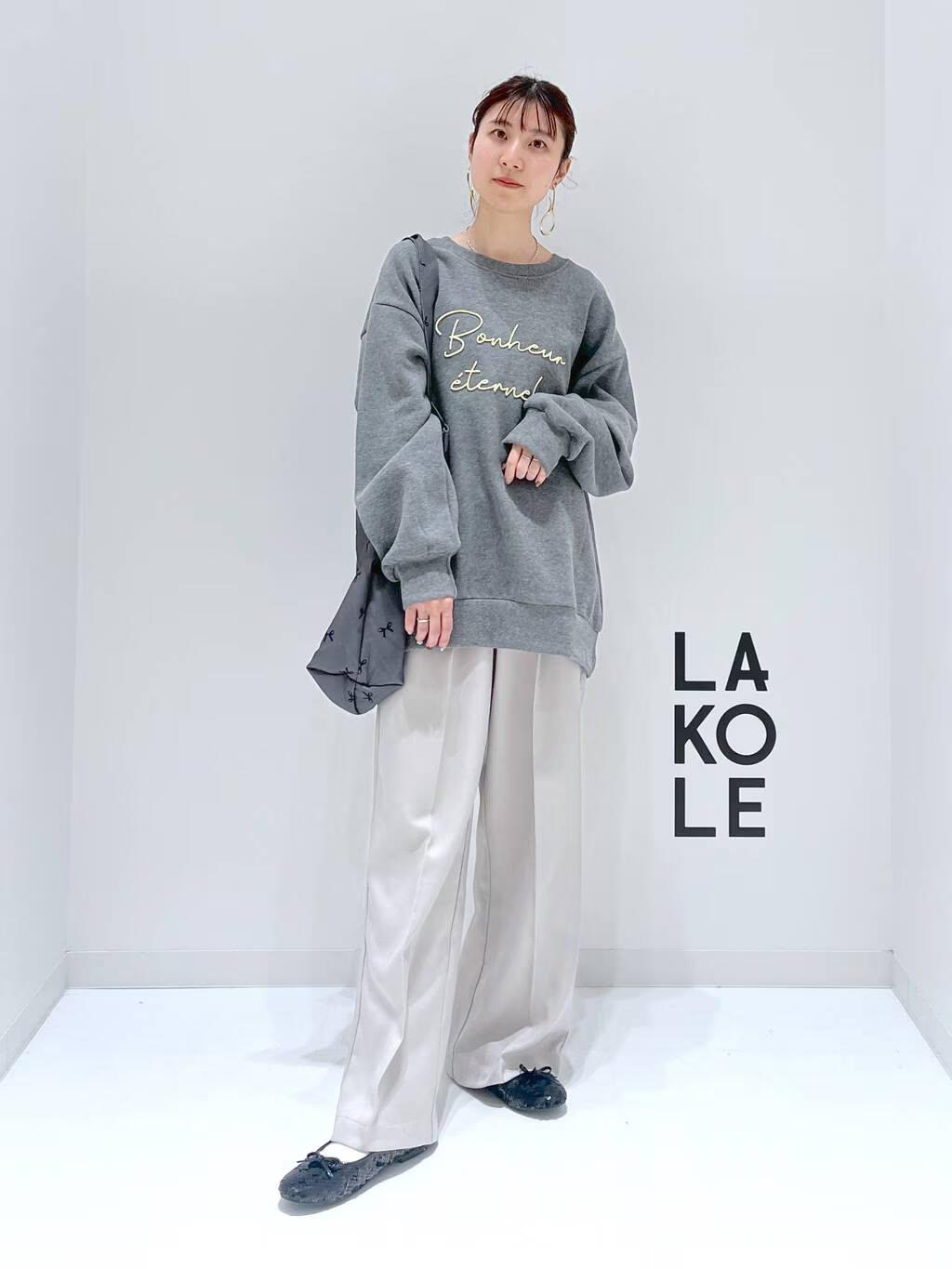 LAKOLEの裏起毛ブラシ刺繍スウェットを使ったコーディネートを紹介します。｜Rakuten Fashion(楽天ファッション／旧楽天ブランドアベニュー)5029975